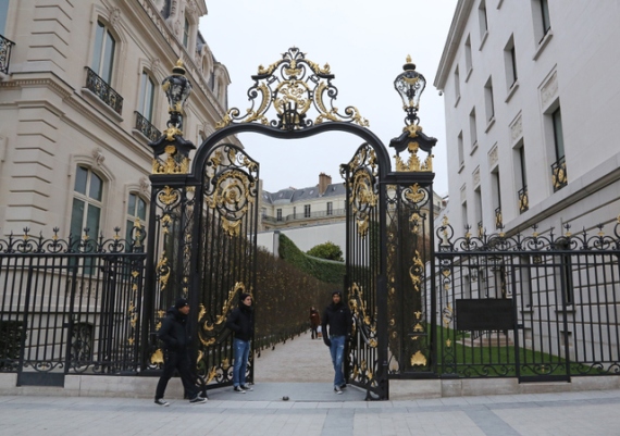 Ambercrombie & Fitch Entrance - Champs-Elysees